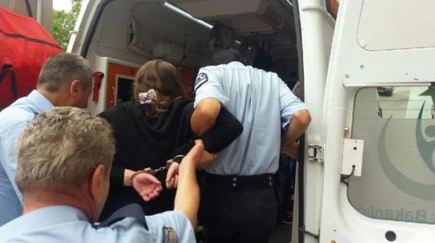 Balkonda Intihara Kalkışan Kadını Polis Kelep&ccedil;eleyip Kurtardı