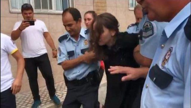 Balkonda Intihara Kalkışan Kadını Polis Kelepçeleyip Kurtardı