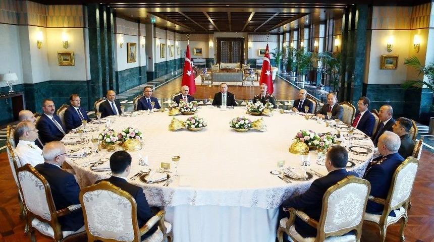 Cumhurbaşkanı Erdoğan Yaş &Uuml;yeleri İle Yemekte Bir Araya Geldi