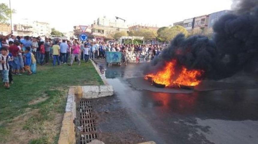 Şanlıurfa'da, Elektrik Kesintilerini Yol Kapatıp Protesto Ettiler