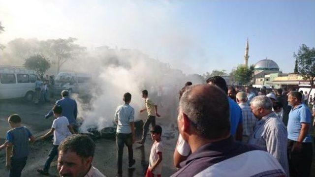 Şanlıurfa'da, Elektrik Kesintilerini Yol Kapatıp Protesto Ettiler