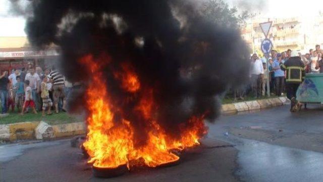 Şanlıurfa'da, Elektrik Kesintilerini Yol Kapatıp Protesto Ettiler