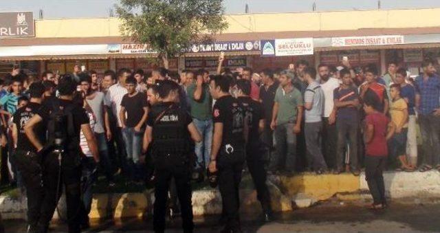 Şanlıurfa'da, Elektrik Kesintilerini Yol Kapatıp Protesto Ettiler