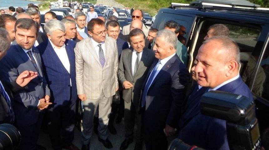 Bakan Arslan Ve &Ouml;zl&uuml;, D&uuml;zce-ak&ccedil;akoca Yolunda Asfalt &Ccedil;alışmasını İnceledi