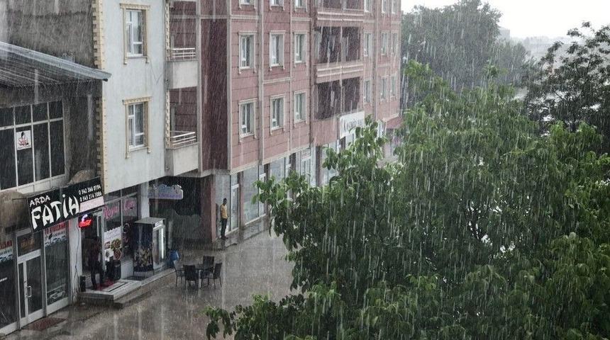 Muradiye Aniden Bastıran Yağmur Serinletti