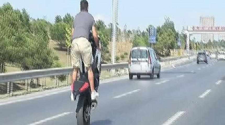 Motosiklet S&uuml;r&uuml;c&uuml;s&uuml; E-5'te Y&uuml;rekleri Ağızlara Getirdi