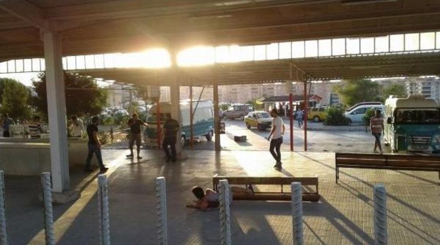 Dolmuş Şof&ouml;r&uuml;yle Kavga Edip, Dolmuşların Camlarını Kırdılar