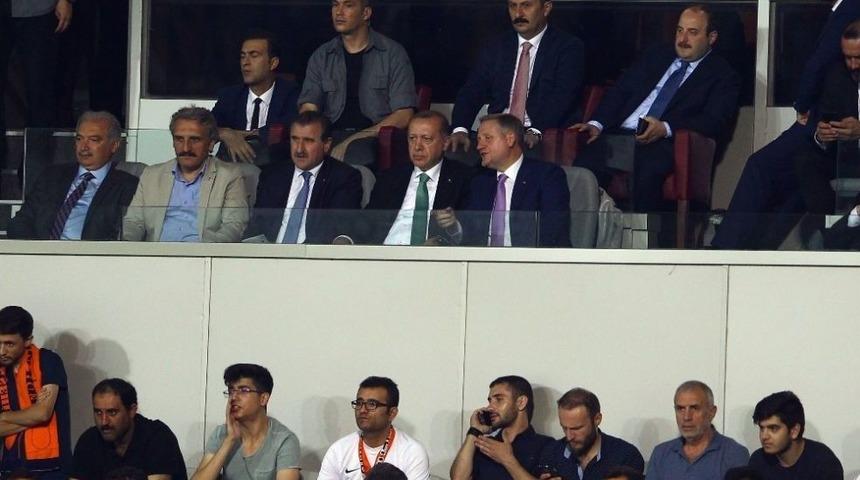 Cumhurbaşkanı Recep Tayyip Erdoğan Trib&uuml;nde Ma&ccedil;ı Takip Etti