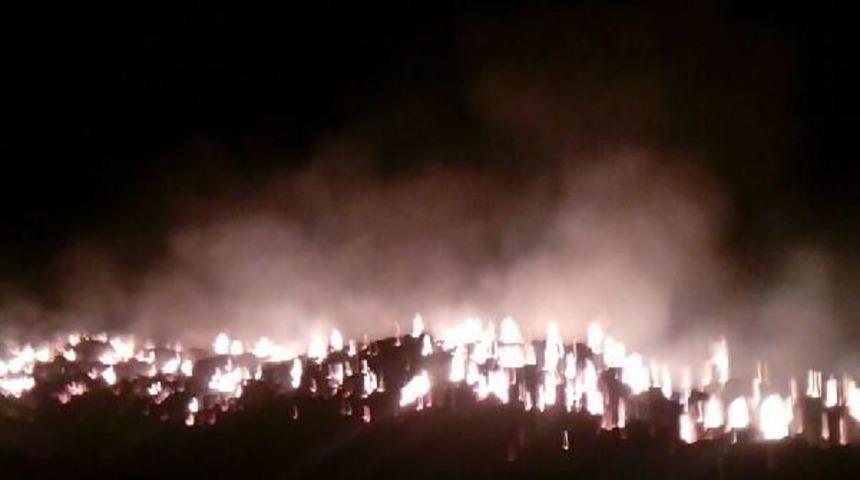 Derik'te Akşam Başlayan Saman Yangını Devam Ediyor