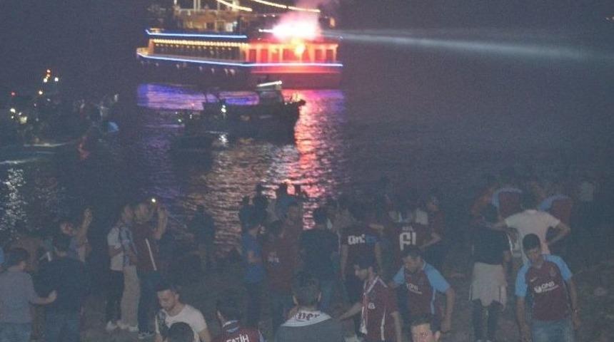 Trabzonspor&rsquo;da Meşaleli Kutlama