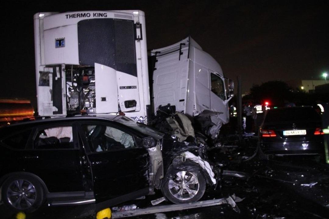 Karşı Şeride Ge&ccedil;en Tır, Almanya Yolundaki Aileyi Yok Etti