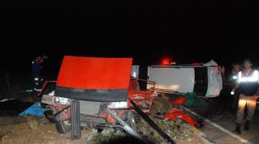 Kastamonu'da Otomobil Ile Ticari Ara&ccedil; &Ccedil;arpıştı; 2 &Ouml;l&uuml;, 6 Yaralı