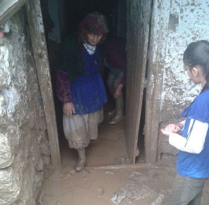 Yüksekova’da Yağış Sele Neden Oldu G5