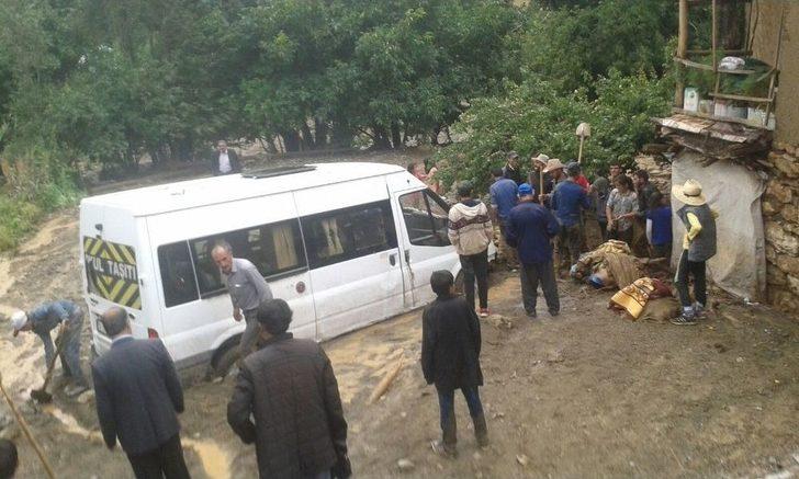 Yüksekova’da Yağış Sele Neden Oldu G2