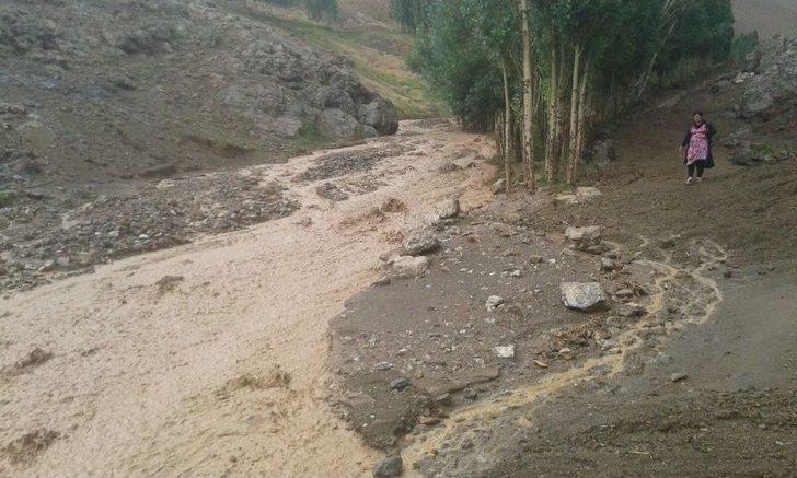 Yüksekova’da Yağış Sele Neden Oldu G3