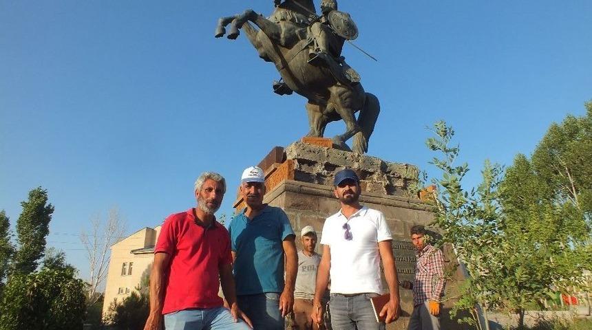 Sultan Alpaslan Anıtı Onarılıyor