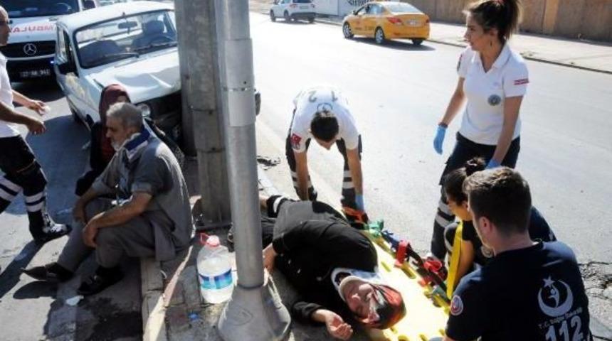 Gaziantep'te Otomobil Elektrik Direğine &Ccedil;arptı: 3 Yaralı