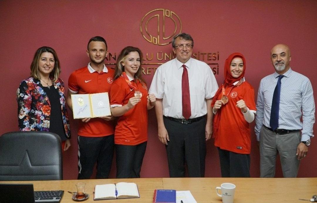 Milli Tekvandocular A&ccedil;ık&ouml;ğretim Fak&uuml;ltesini Ziyaret Etti