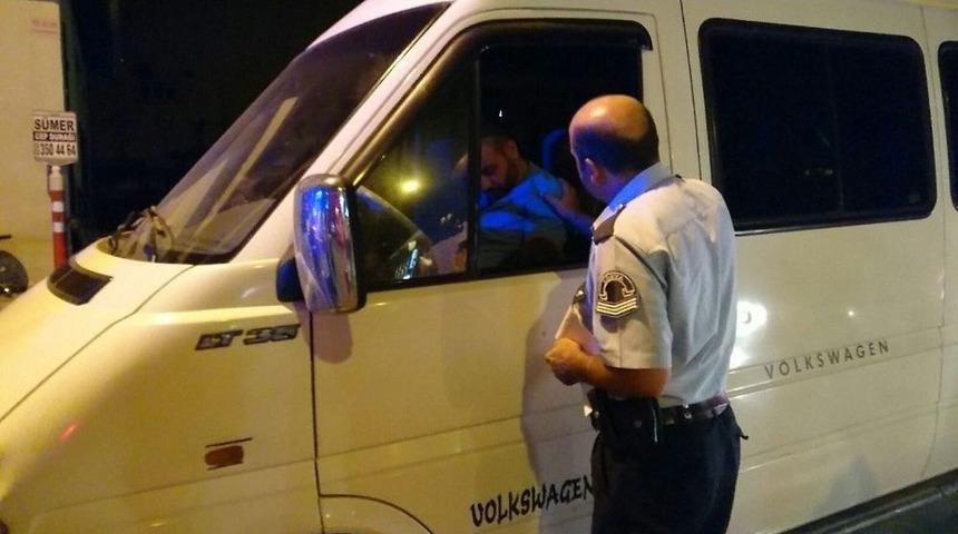 Direksiyon Başında Sızan S&uuml;r&uuml;c&uuml;y&uuml; Polis G&uuml;&ccedil;l&uuml;kle Uyandırdı