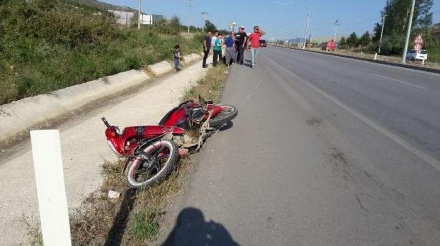 Motosiklet 30 Metre S&uuml;r&uuml;klendi, 14 Yaşındaki S&uuml;r&uuml;c&uuml; Yaralandı