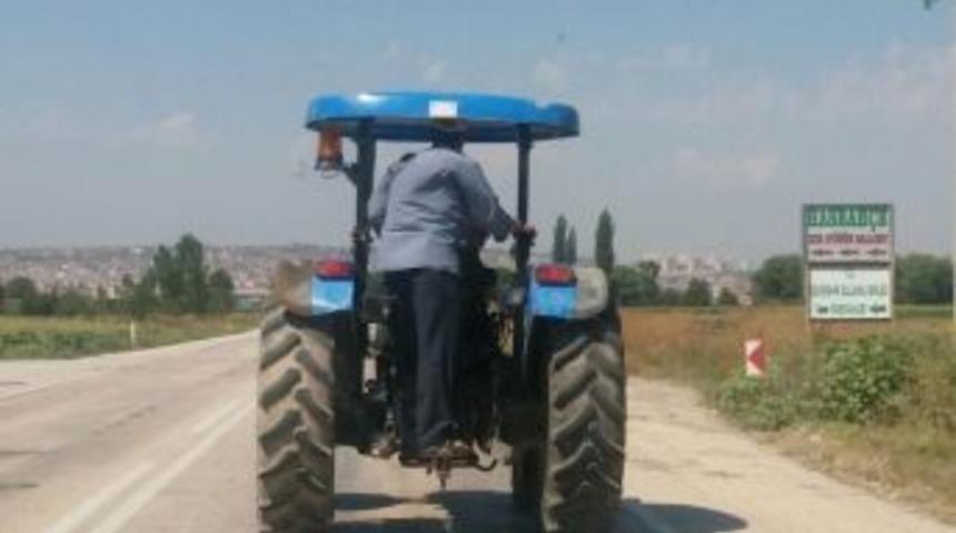 Trakt&ouml;r&uuml;n Arkasında &Ouml;l&uuml;mle Dans