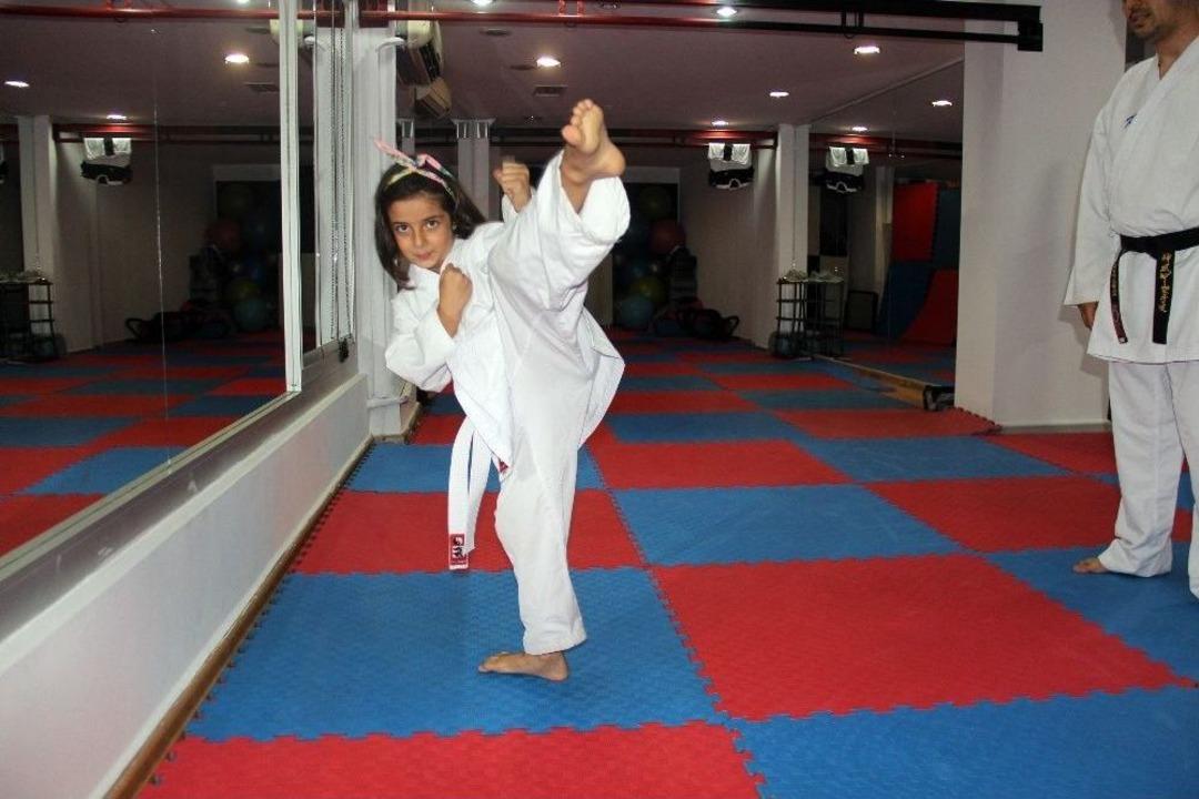 K&uuml;&ccedil;&uuml;k Kız Ailesini Korumak İ&ccedil;in Karate &Ouml;ğreniyor