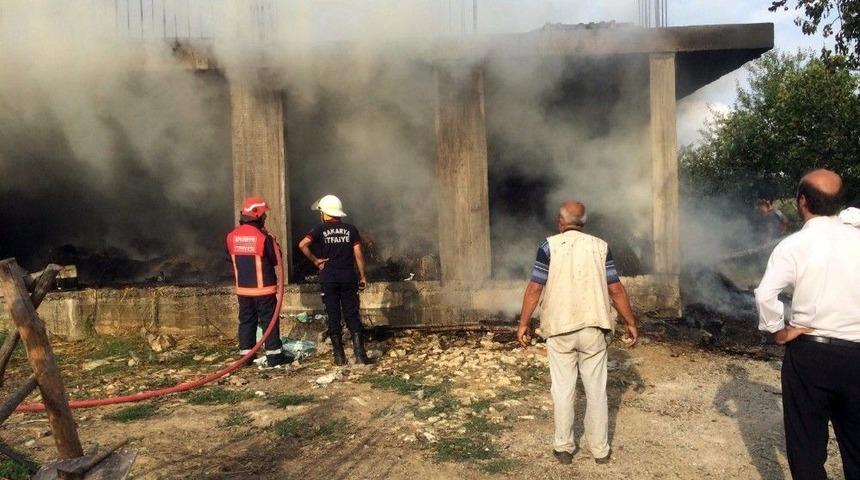 Ahır Ve Samanlıkta &Ccedil;ıkan Yangın Korkuttu