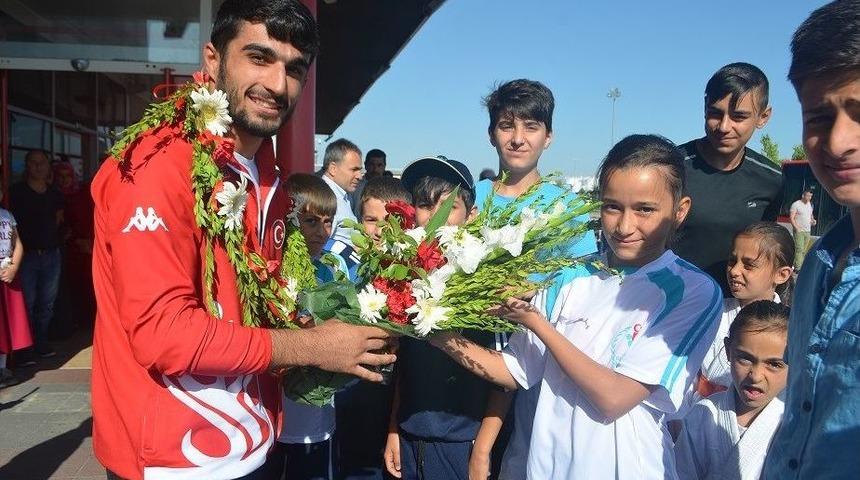 Avrupa Fatihi Cengizhan&rsquo;a &Ccedil;i&ccedil;ekli Karşılama