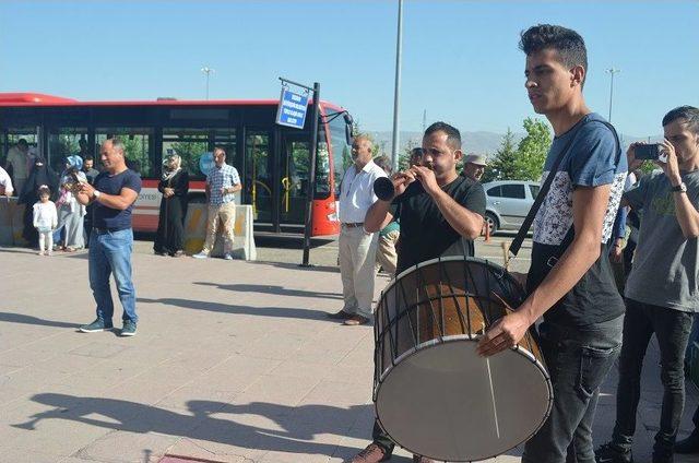 Avrupa Fatihi Cengizhan’a Çiçekli Karşılama