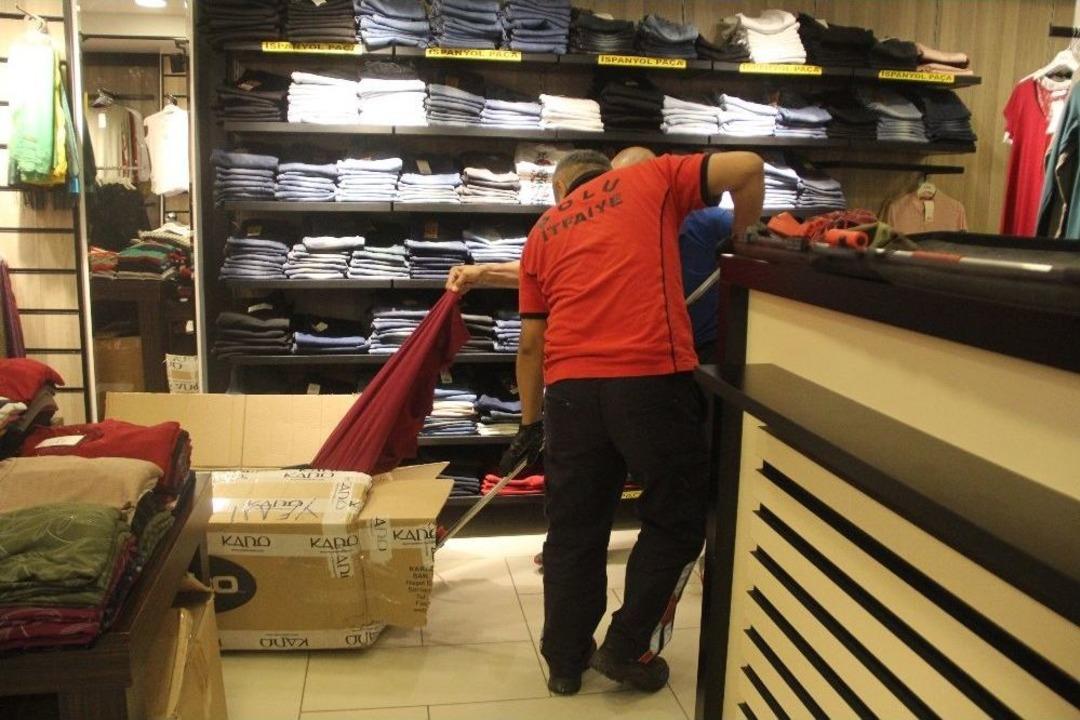 Mağazaya Gelen Elbise Kolisinden Yılan &Ccedil;ıktı