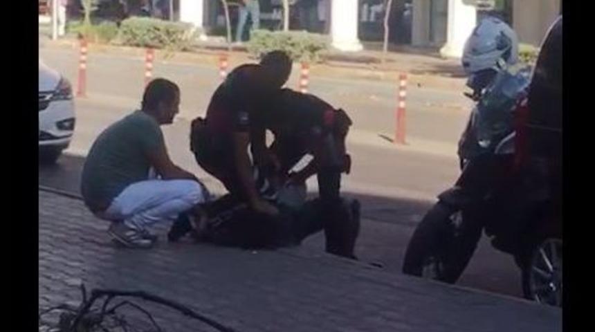 Polisin G&ouml;zaltına Alma Şekline, Vatandaş Tepkisi