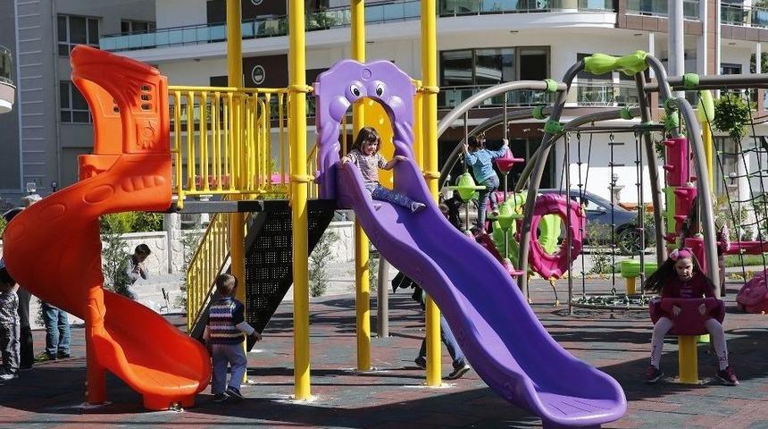 &Ccedil;iğli Belediyesi Kentteki Parkları Yeniliyor