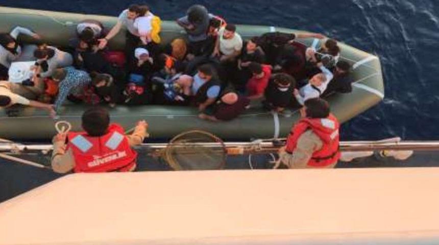 Kuşadası K&ouml;rfezi&rsquo;nde 37 Ka&ccedil;ak G&ouml;&ccedil;men Yakalandı