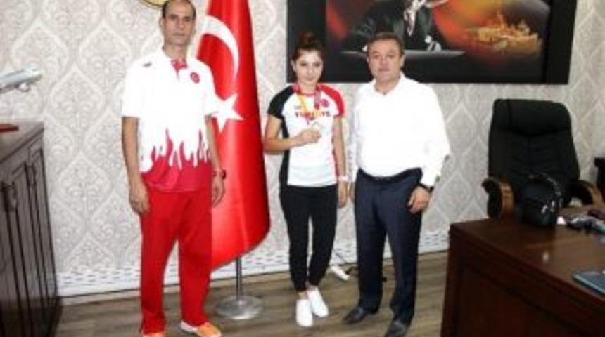 Gen&ccedil;lik Spor İl M&uuml;d&uuml;r&uuml; Alp&rsquo;ten Avrupa 3&rsquo;nc&uuml;s&uuml; Uskun&rsquo;a Tebrik