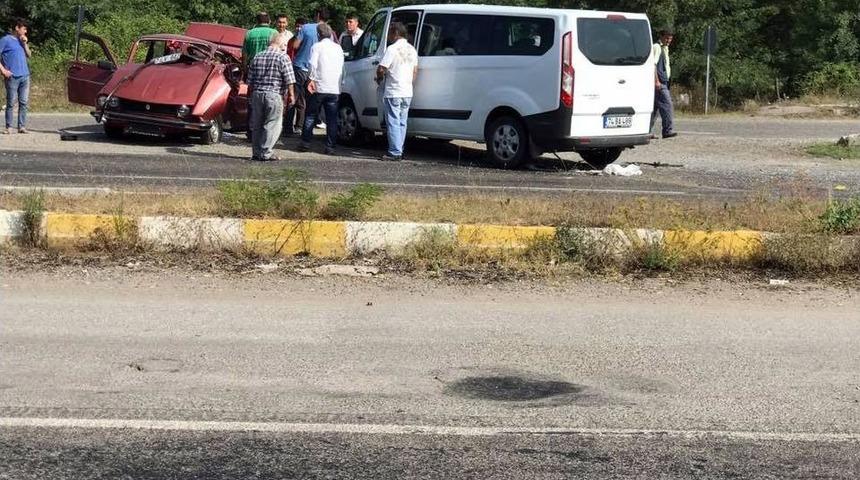 Minib&uuml;s İle Otomobil Kafa Kafaya &Ccedil;arpıştı: 2 Yaralı