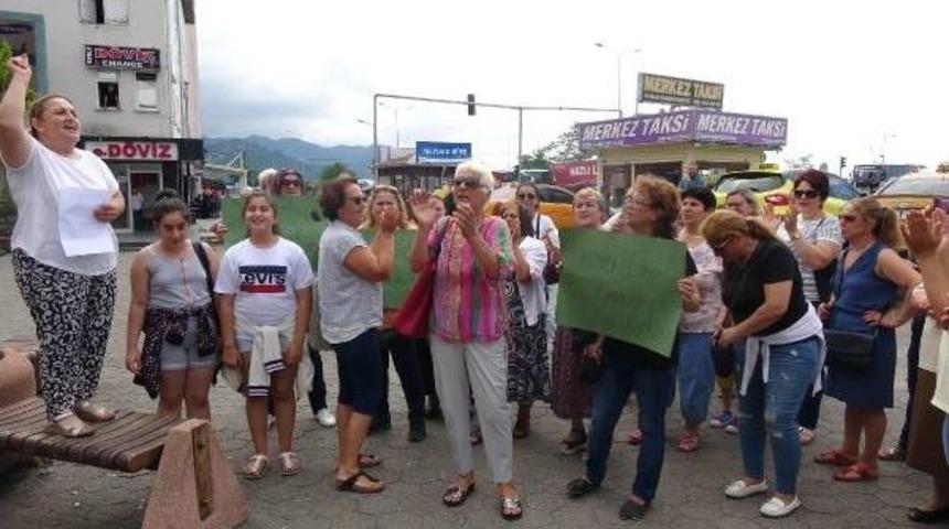 Hopa'da Kadınlardan K&ouml;m&uuml;r Tozu Eylemi