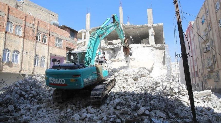 Haliliye&rsquo;de Ka&ccedil;ak Yapı Yıkımı Ger&ccedil;ekleştirildi