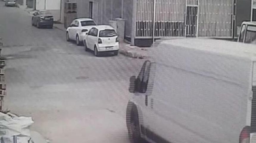 Ataşehir'de Minib&uuml;slerin &Ccedil;arpıştığı Kaza Anı Kamerada