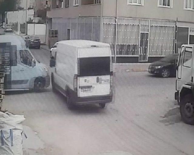 Ataşehir'de Minibüslerin Çarpıştığı Kaza Anı Kamerada