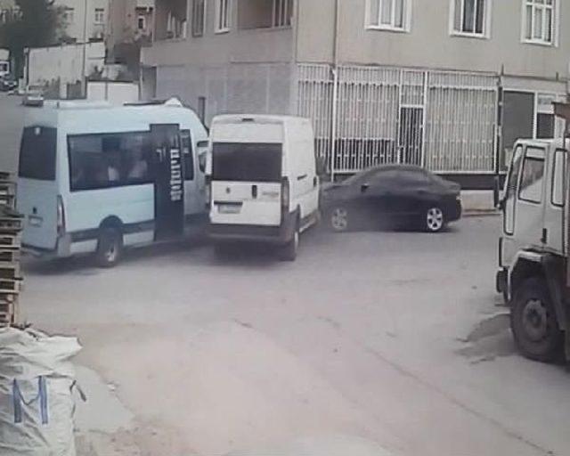 Ataşehir'de Minibüslerin Çarpıştığı Kaza Anı Kamerada