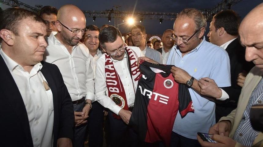 Başkan G&ouml;k&ccedil;ek, Gen&ccedil;lerbirliği Standında