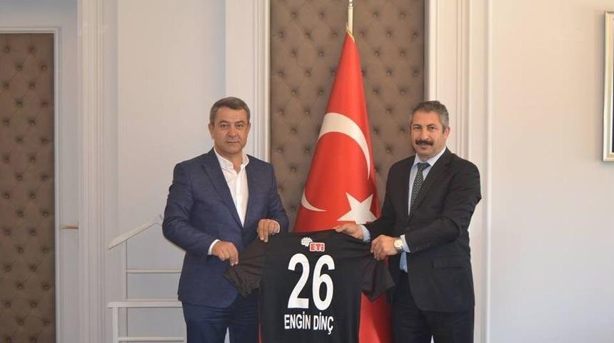 Başkan &Ouml;ze&ccedil;oğlu&rsquo;ndan Emniyet M&uuml;d&uuml;r&uuml; Din&ccedil;&rsquo;e Es-es Forması