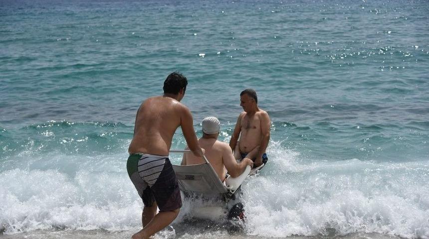 Alanya&rsquo;da Engelli Bireylerin Deniz Keyfi