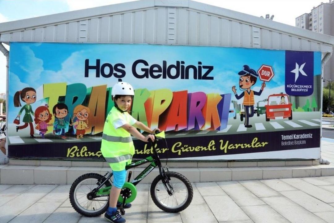 Anneler Ve &Ccedil;ocuklar Bu Parkurda Bisiklet S&uuml;rmeyi &Ouml;ğreniyor