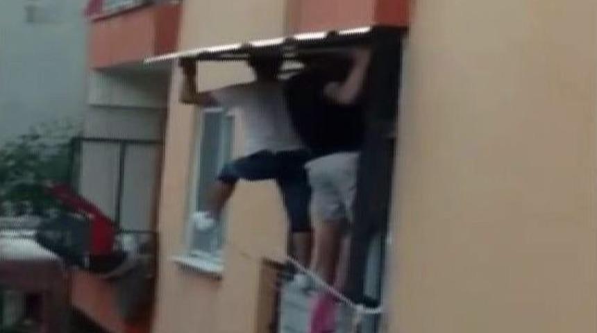 O G&ouml;lgelik Balkon Penceresine Monte Edildi