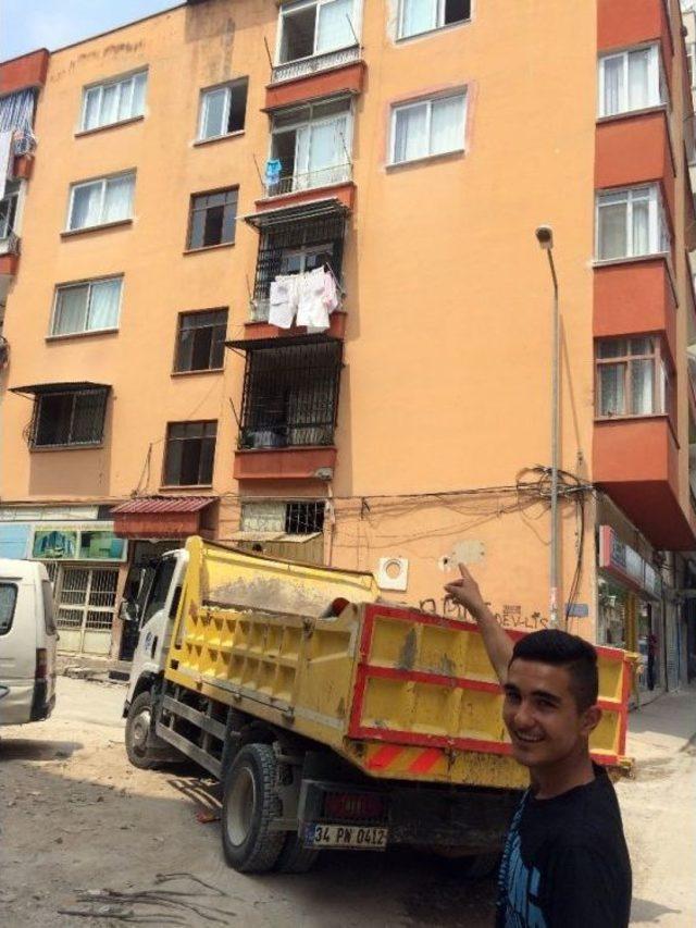 O Gölgelik Balkon Penceresine Monte Edildi