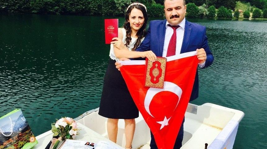 Artvin Şavşatlı &Ccedil;iftin Nikahı Karag&ouml;l&rsquo;de Sandal İ&ccedil;inde Kıyıldı