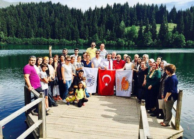 Artvin Şavşatlı Çiftin Nikahı Karagöl’de Sandal İçinde Kıyıldı