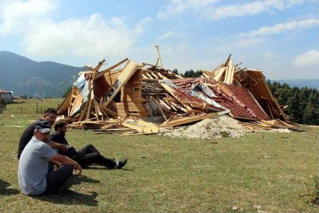 Yaylada Kaçak Yaptığı Evini Kendisi Yıktı