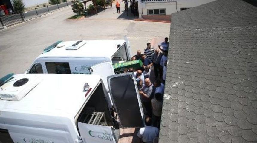 Tatil D&ouml;n&uuml;ş&uuml; Kazada &Ouml;len 6 Kişilik Gurbet&ccedil;i Ailenin Cenazeleri Gaziantep'e Getirildi (3)